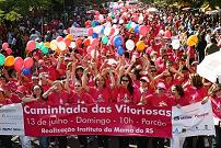 Vitoriosas do câncer de mama lotam as ruas de Porto Alegre
